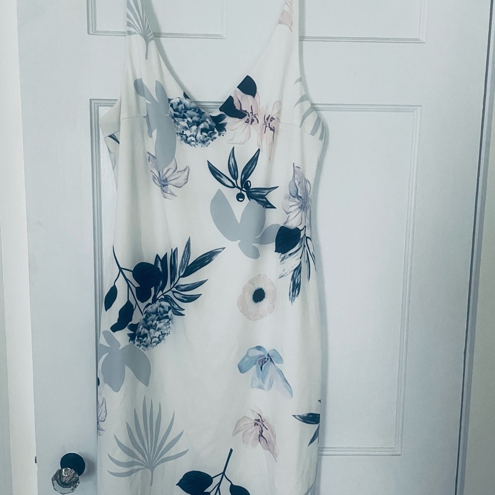 White floral body contour dress